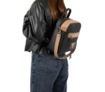 Γυναίκεια τσάντα πλάτης με μπεζ λεπτομέρειες De Raggi 250423bl – Μαύρο